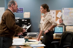 Hank Deerfield (Tommy Lee Jones) versucht hartnckig hinter die Ursachen des Todes seines Sohnes zu kommen, und beginnt durchaus auch die prinzipiell offen eingestellte Det. Emily Sanders (Charlize Theron) zu nerven... - Im Tal von Elah (Originaltitel: In the Valley of Elah)