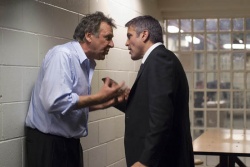 Arthur Edens (Tom Wilkinson) im Streit mit Michael Clayton (George Clooney) - Michael Clayton