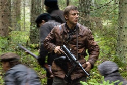 Tuvia Bielski (Daniel Craig) mit Kampfbrdern und Flchtlingen auf dem Weg ins versteckte Dorf - Unbeugsam - Defiance