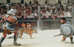 Maximus (Russell Crowe), nun auch Spanier genannt, im Kampf mit Tigris von Gallien (Sven-Ole Thorsen) - Gladiator