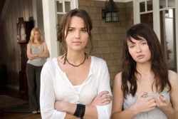 Alex (Arielle Kebbel) und Anna (Emily Browning) - Der Fluch der 2 Schwestern