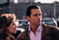 Monique (Kathryn Harrold) und Mark Kaminsky / Joseph P. Brenner (Arnold Schwarzenegger) - Der City Hai