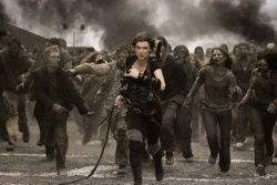 Alice (Mila Jovovich) muss mal wieder die Beine in die Hand nehmen - Resident Evil: Afterlife