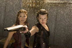 Sexy im Doppel: Nass aber mit Knarre Claire Redfield (Ali Larter) und Alice (Mila Jovovich) zeigen sich entschlossen... - Resident Evil: Afterlife