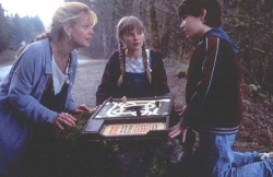 Sarah Whittle (Bonnie Hunt), Judy Shepherd (Kirsten Dunst) und Peter Shepherd (Bradley Pierce) suchen gemeinsam nach Lsungen - Jumanji