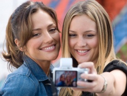 Sara Matthews (Minka Kelly) und Rebecca (Leighton Meester) - The Roommate