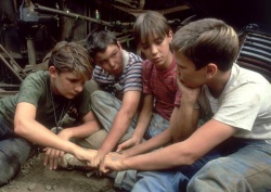 Teddy Duchamp (Corey Feldman)), Vern Tessio (Jerry O'Connell), Gordie Lachance (Wil Wheaton), Chris Chambers (River Phoenix v.l.n.r. - Stand by Me