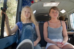 Hanna (Saoirse Ronan), Sophie (Jessica Barden) - Wer ist Hanna?