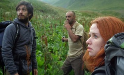 Bergfhrer Dato (Bidzina Gujabidze) zeigt Nica und Alex die Besonderheiten der kaukasischen Natur  (photo Inti Briones) - The Loneliest Planet