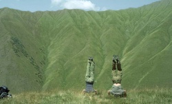 Nica und Alex vor der atemberaubenden Kulisse des Kaukasusgebirges (photo Inti Briones) - The Loneliest Planet