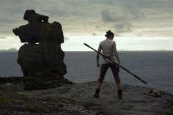 Rey (Daisy Ridley) auf Ahch To - Star Wars - Episode VIII - Die letzten Jedi