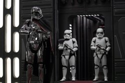 Captain Phasma (Gwendoline Christie) hat noch eine Rechnung mit Finn (John Boyega) offen - Star Wars - Episode VIII - Die letzten Jedi