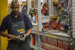 Robert McCall (Denzel Washington) bei seiner schlichten Arbeit im Baumarkt - The Equalizer