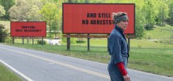 Mildred Hayes (Frances McDormand) vor ihren Werbetafeln - Three Billboards Outside Ebbing, Missouri